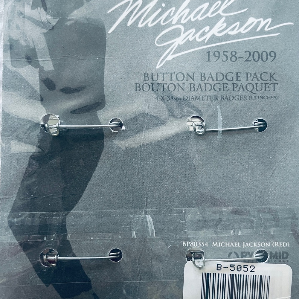 MICHAEL JACKSON,NEW 2009 OFFICIAL SET OF 4 PINBACK BUTTONS BADGE PACK 1.5” - Picture 5 of 7